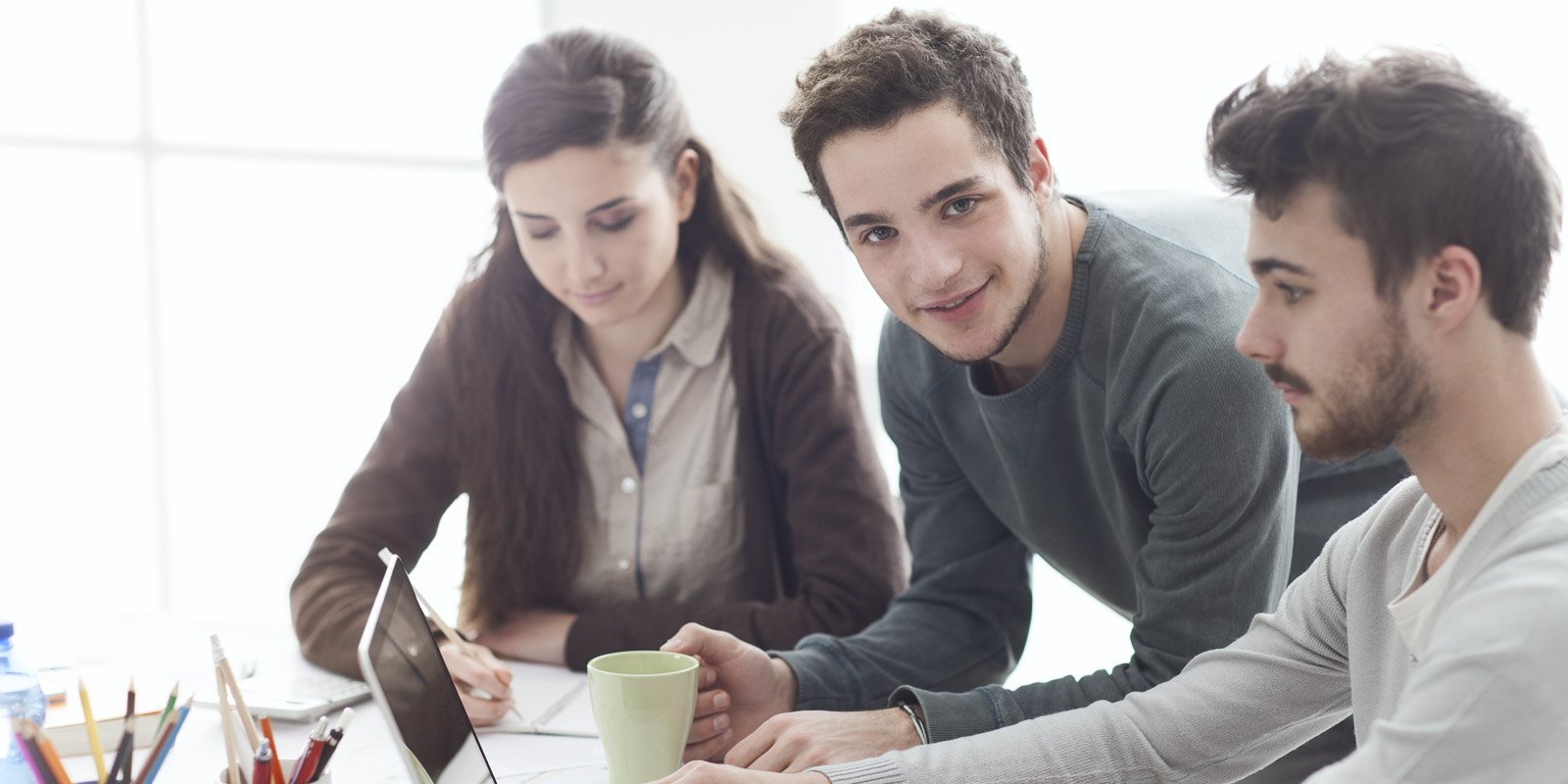 Zwei junge Männer und eine junge Frau
