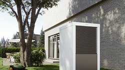 Eine Waermepumpe die im Garten montiert ist