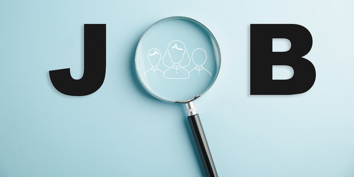 Ein hellblauer Hintergrund auf dem JOB steht das O ist als Lupe abgebildet